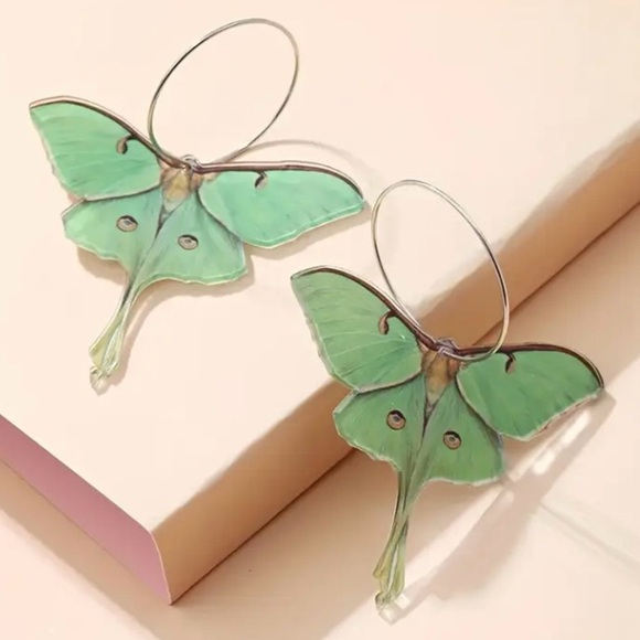 ✨ModCloth Soren Luna Moth Acrylic Earrings - Picture 1 of 5
